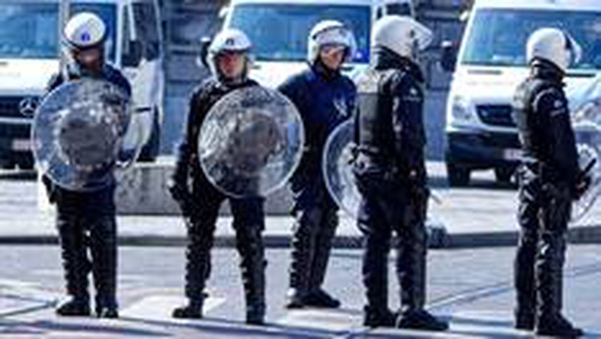 Brüksel\'de polis koronavirüs kontrolünden kaçan gence çarparak ölümüne neden oldu, protesto...