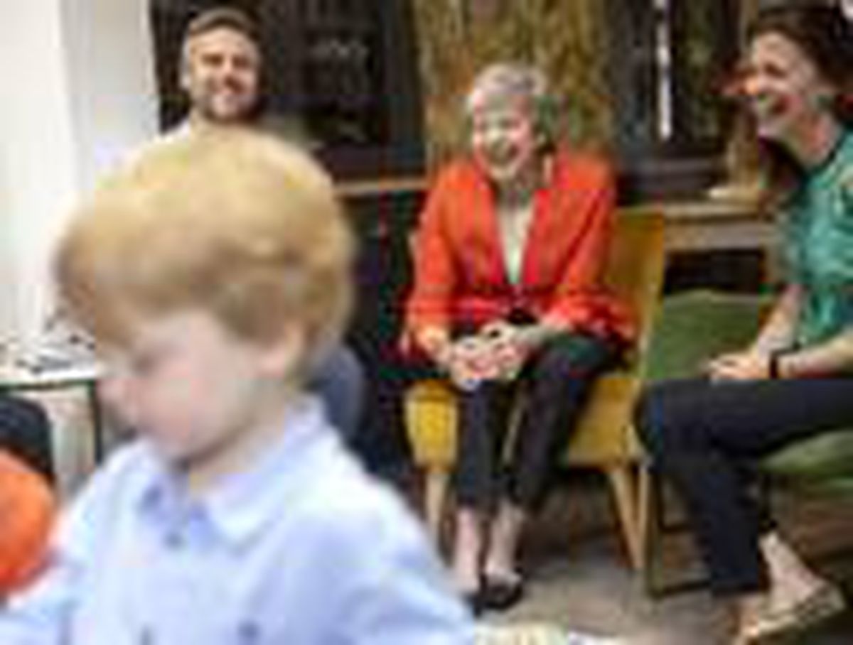 Eski İngiltere Başbakanı Theresa May market kuyruğunda