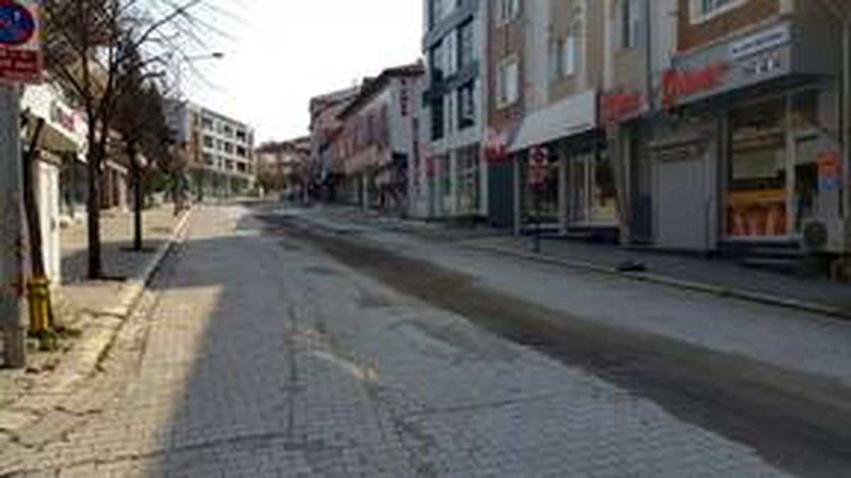 Ferizli\'de yasağın ardından cadde ve sokaklar boş kaldı