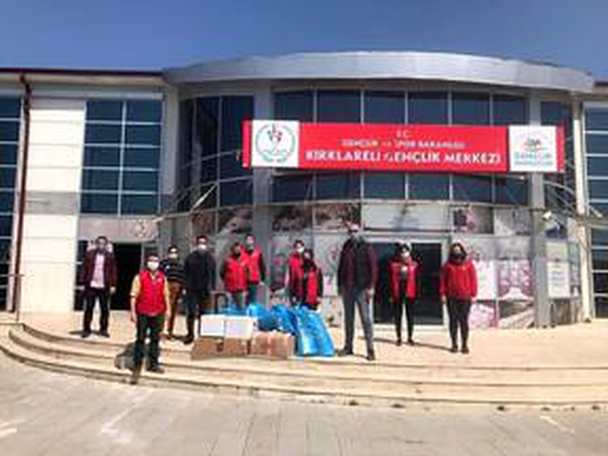 Gençler, sağlık çalışanlarına siperlik maske üretti