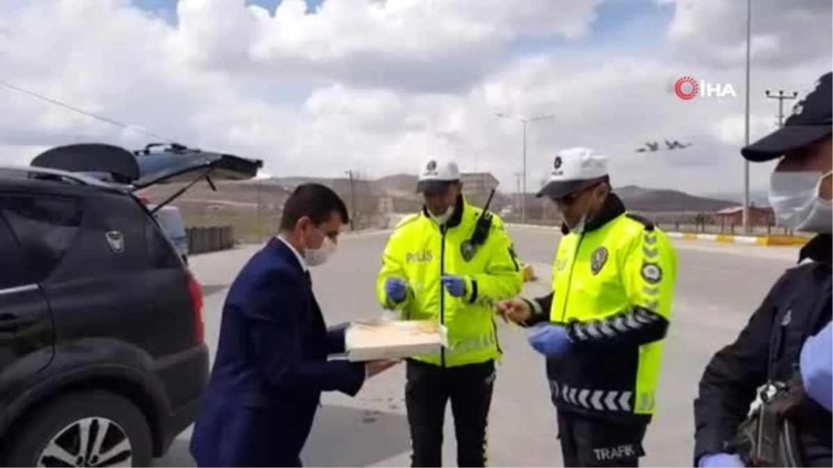 Görev başındaki polislere tatlı ikram ettiler