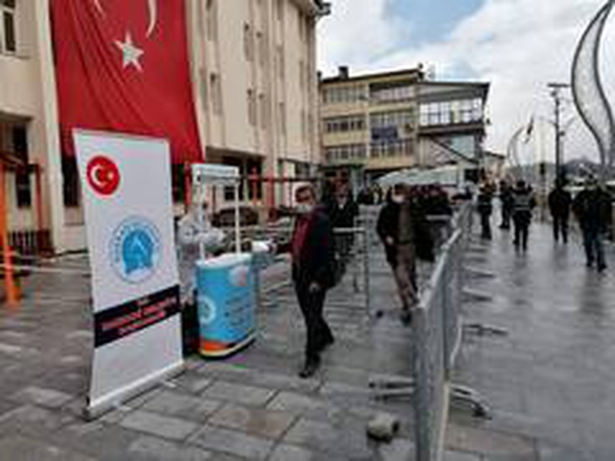 Hakkari belediyesi maske dağıttı