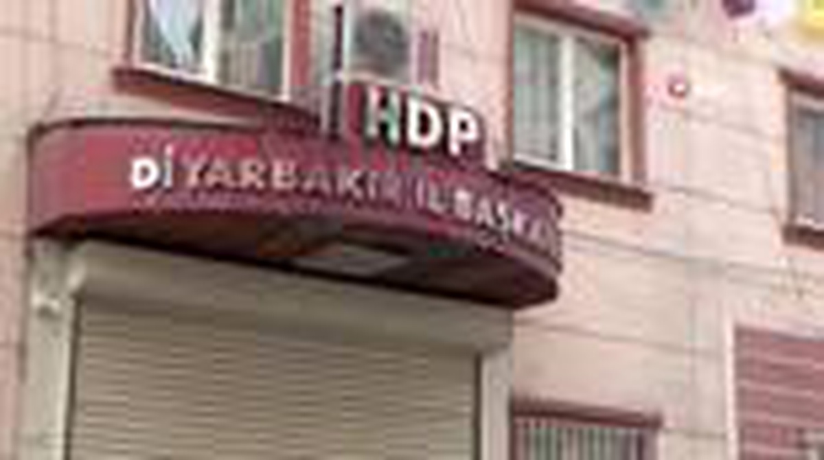 HDP önündeki aileler evlet nöbetine sokağa çıkma yasağı nedeniyle ara verdi