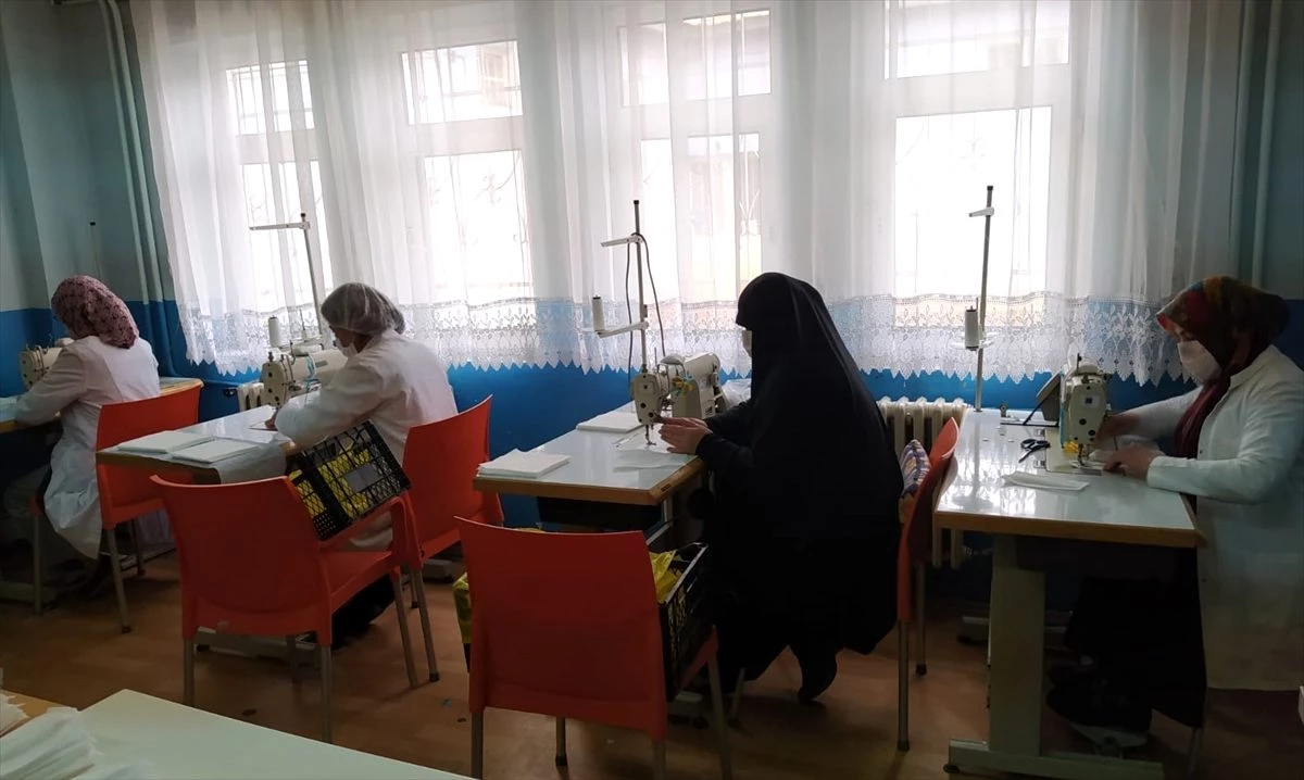 Kağızman Halk Eğitim Merkezi\'nde gönüllü maske yapıyorlar