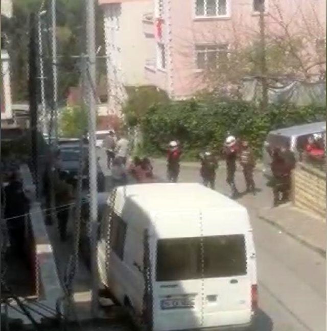 Küçükçekmece'de sokağa çıkma yasağına uymayan grup polise saldırdı: 6 gözaltı