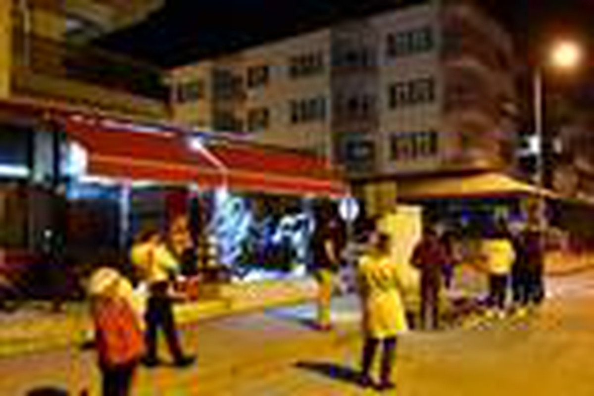 Muğla\'da, market ve fırınlarda yoğunluk oluştu