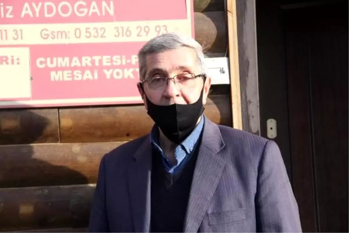 Muhtar, yiyecek bulmakta zorlanan kedileri besliyor