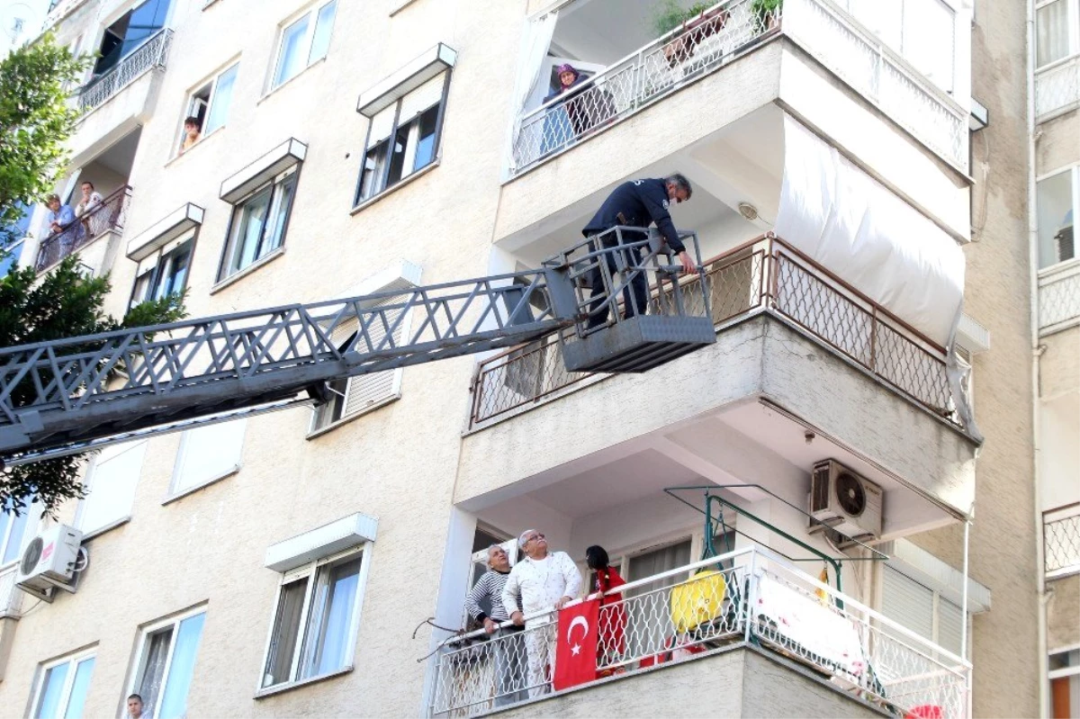 Polis, banyoda mahsur kalan yaşlı kadının yardımına balkondan yetişti