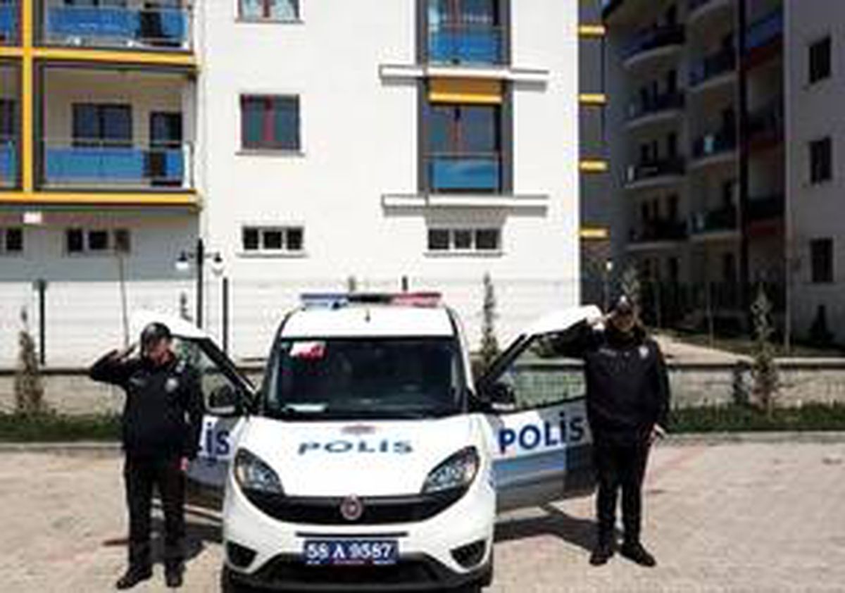 Polisten "evde kal, selam dur" klibi
