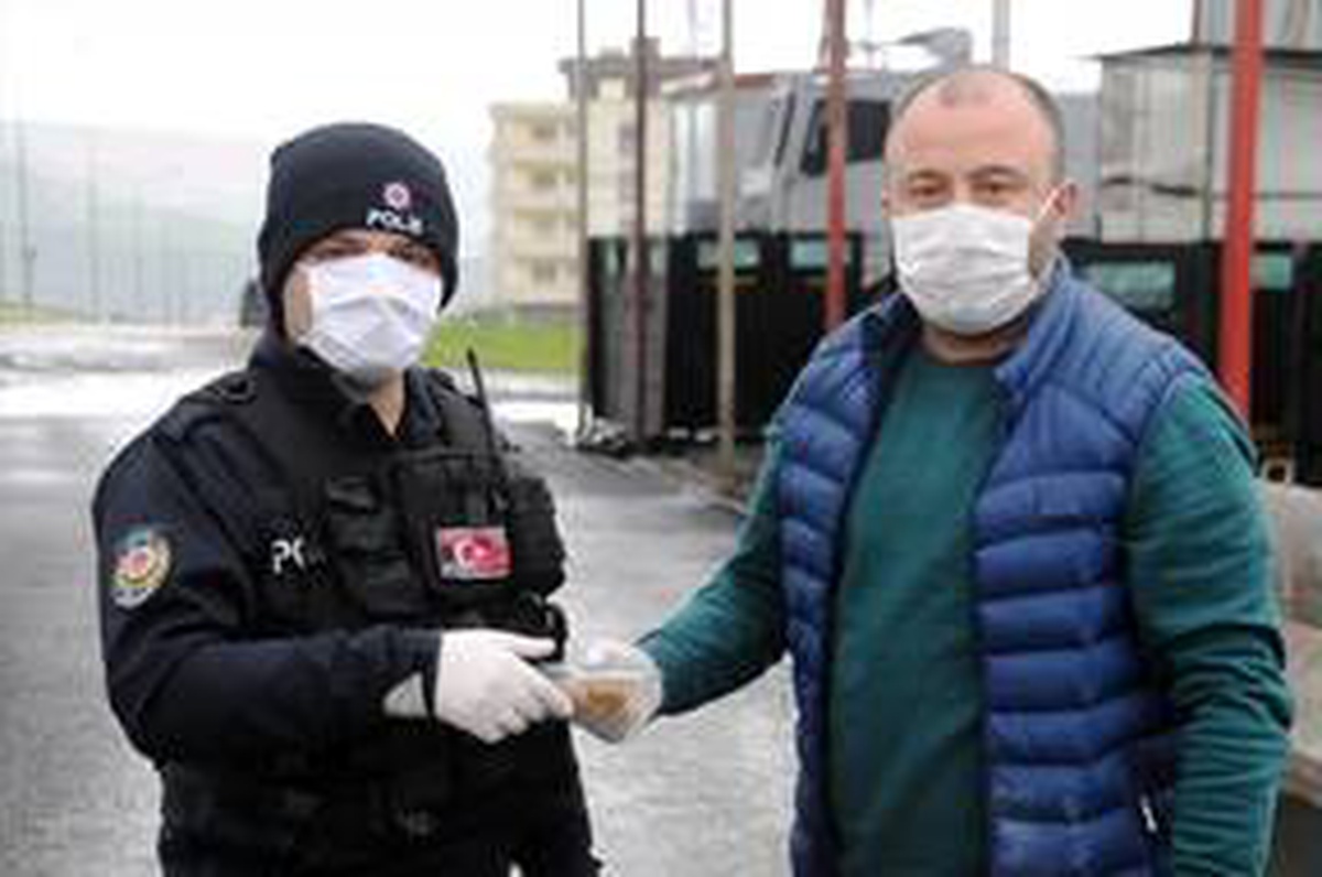 Şırnaklı iş adamı şehit polisler için helva dağıttı