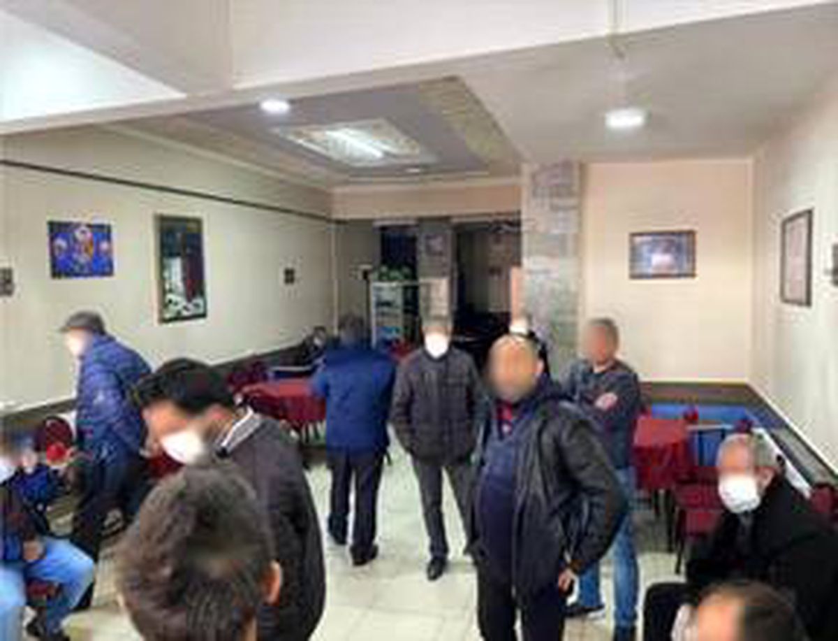 Sivas\'ta Kovid-19 tedbirlerine uymayan kahvehanedeki 10 kişiye para cezası kesildi