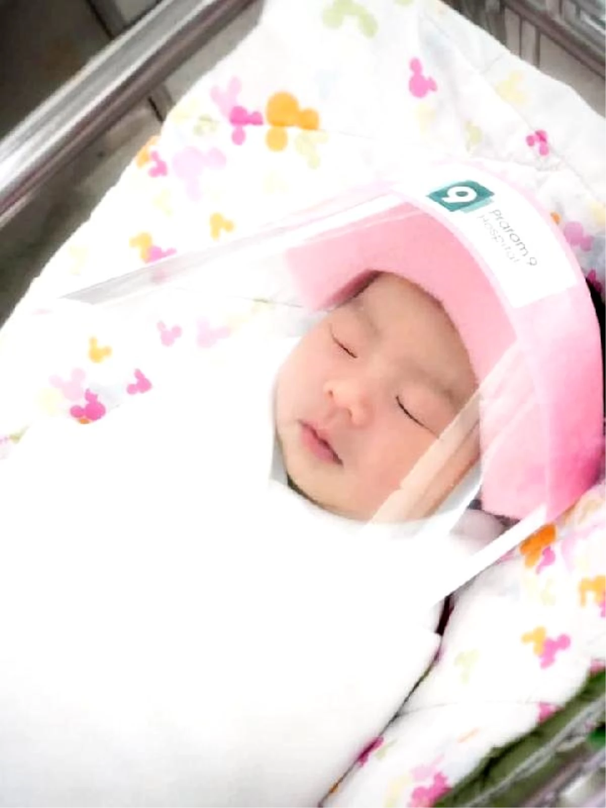 Tayland\'da koronavirüse karşı,yeni doğan bebeklere \'Mini Yüz Kalkanı\'
