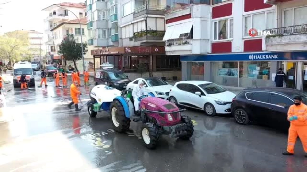 Temizlik işçileri hem dans etti, hem ilçeyi temizledi