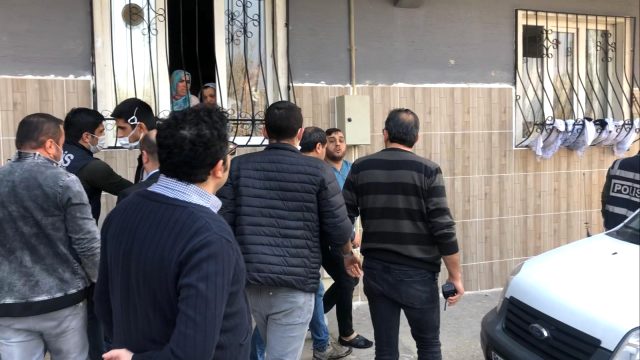 Yasağa uymayarak sokakta futbol oynayan 5 kişi, kendilerini uyaran polise sopalarla saldırdı