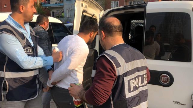 Yasağa uymayarak sokakta futbol oynayan 5 kişi, kendilerini uyaran polise sopalarla saldırdı