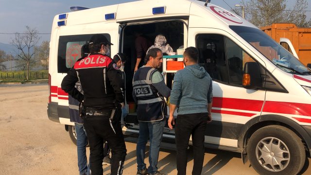 Yasağa uymayarak sokakta futbol oynayan 5 kişi, kendilerini uyaran polise sopalarla saldırdı