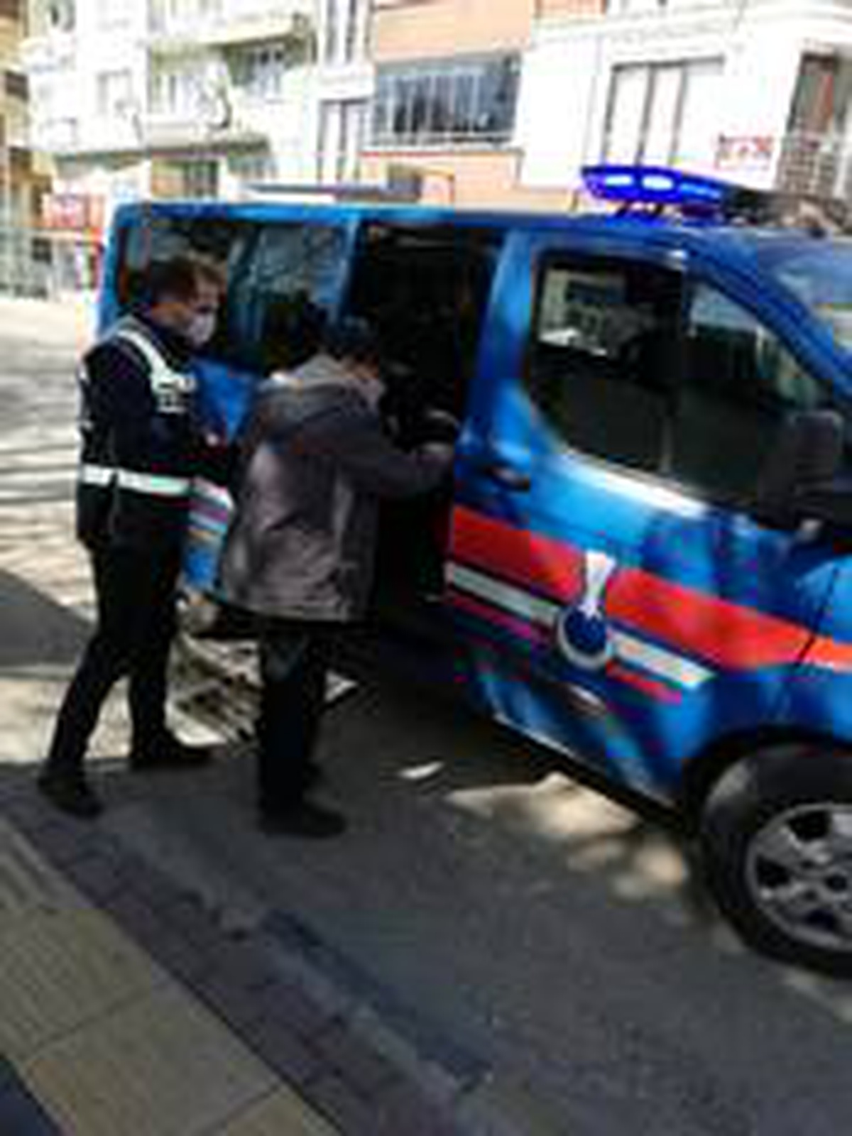 Alzheimer hastası yolunu kaybetti, yardımına polis ve jandarma koştu.