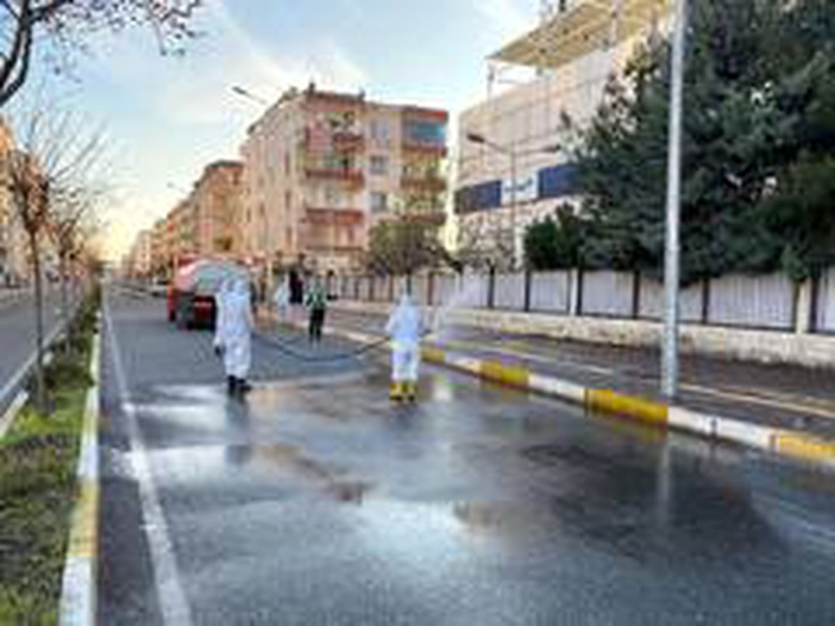 Bağlar\'da cadde ve sokaklar dezenfekte edildi