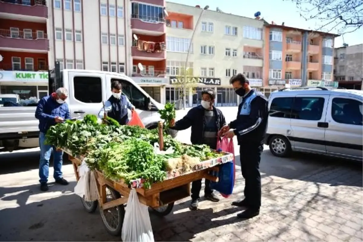 Belediye seyyar satıcıdan parayla satın aldığı ürünleri, ücretsiz dağıttı