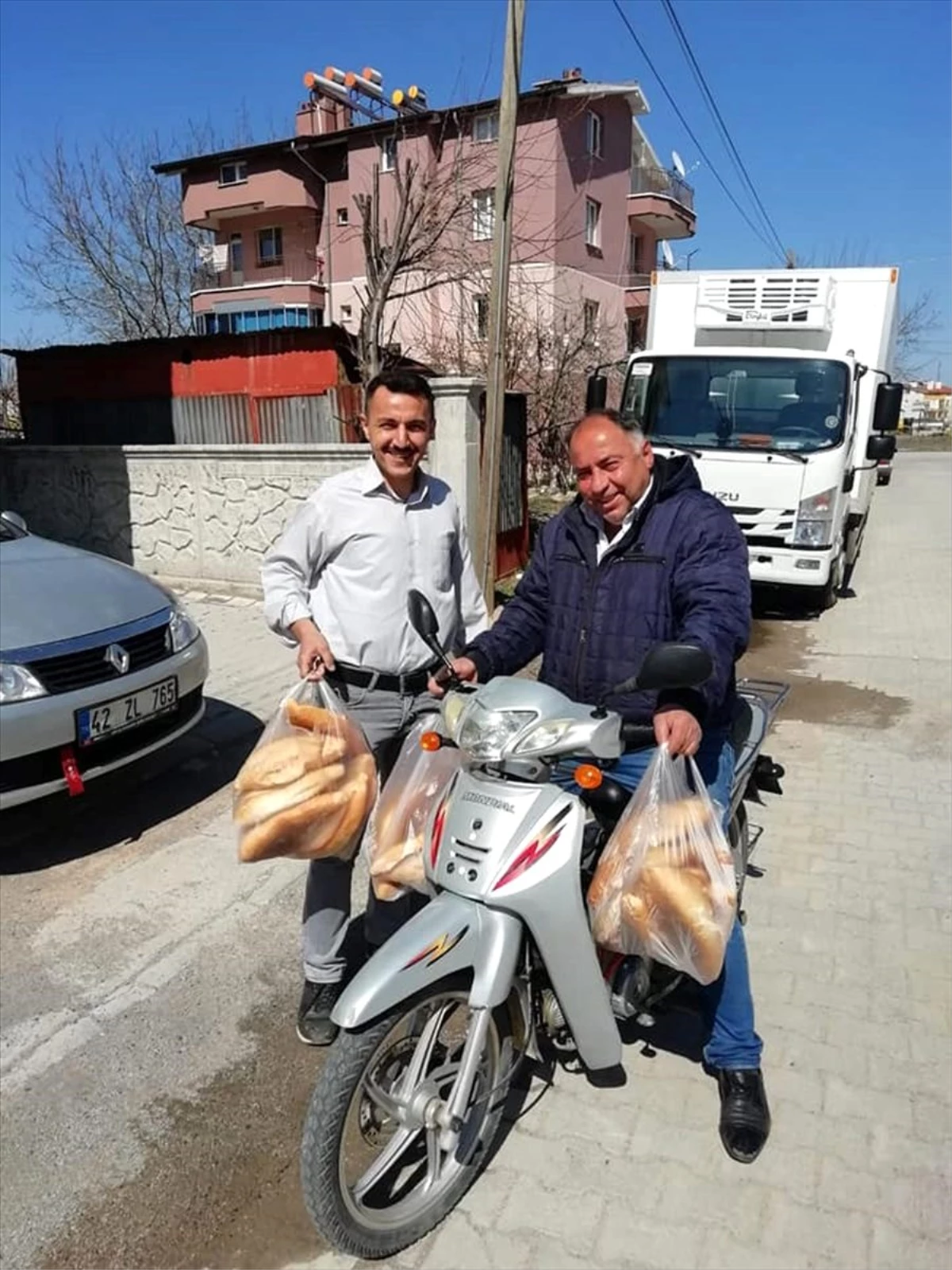 Beyşehir\'de evlere ekmek dağıtımına muhtar desteği