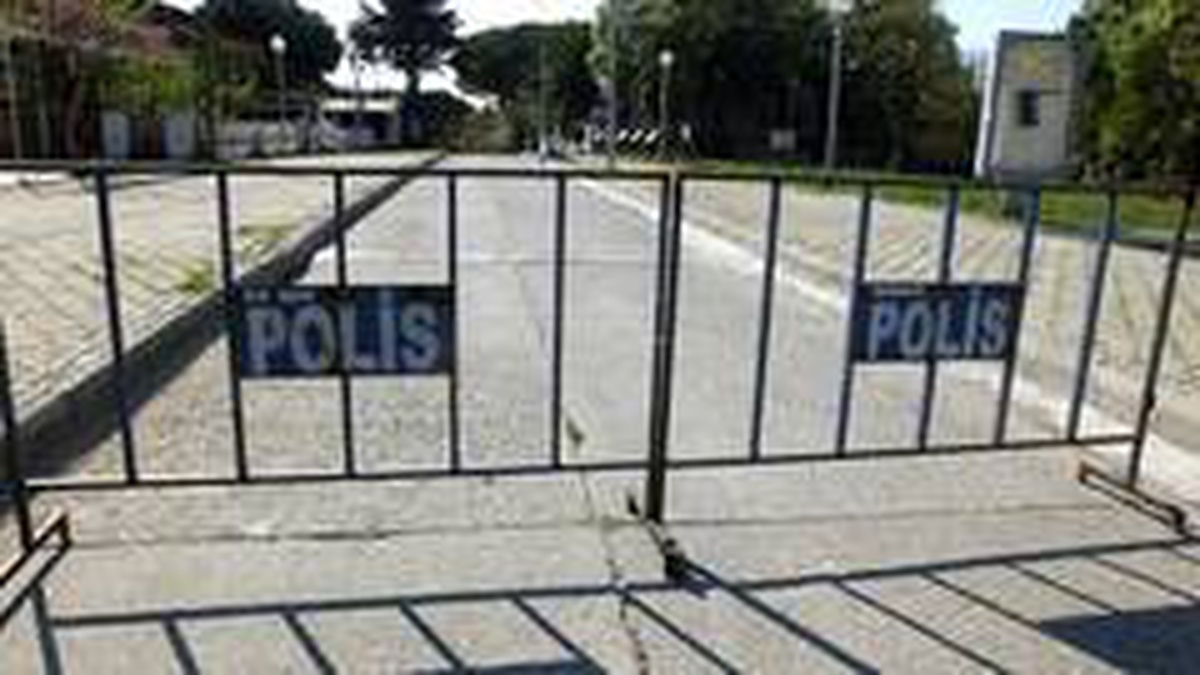 Burhaniye\'de sokağa çıkma yasağı sahilleri boşalttı