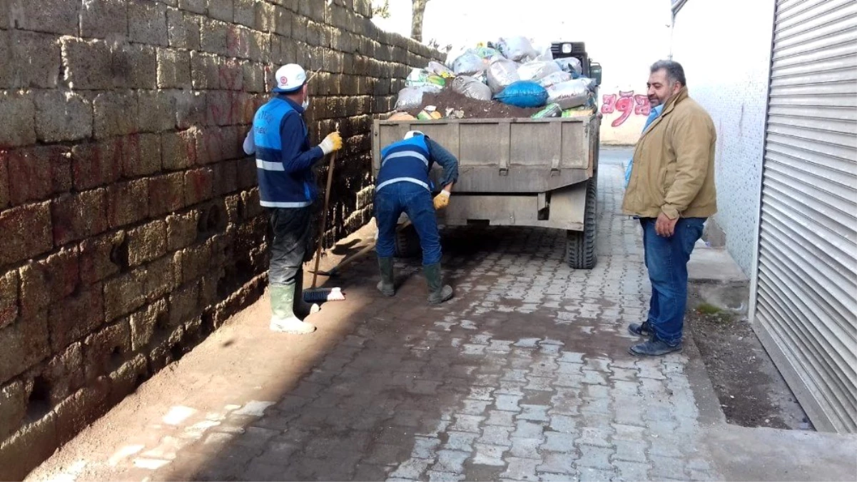 Cizre\'de boş alanlarda biriken çöpler toplandı