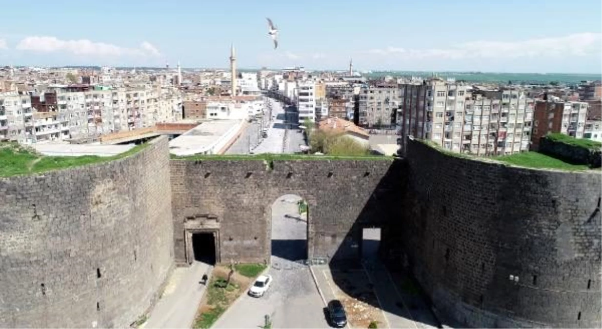 Diyarbakır\'da sessizlik; tarihi mekanlar boş kaldı