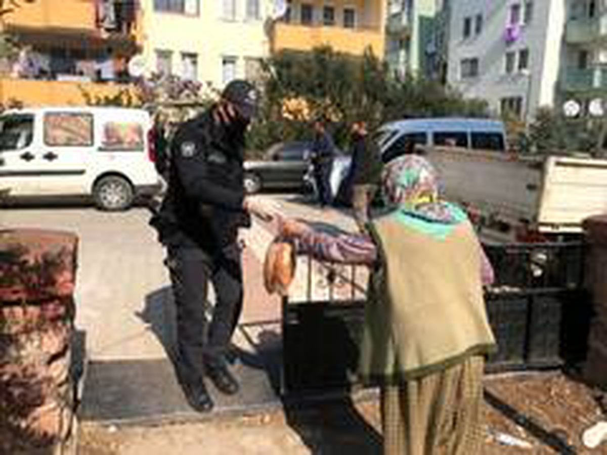 Gömeç polisi ekmekleri vatandaşın ayağına götürdü