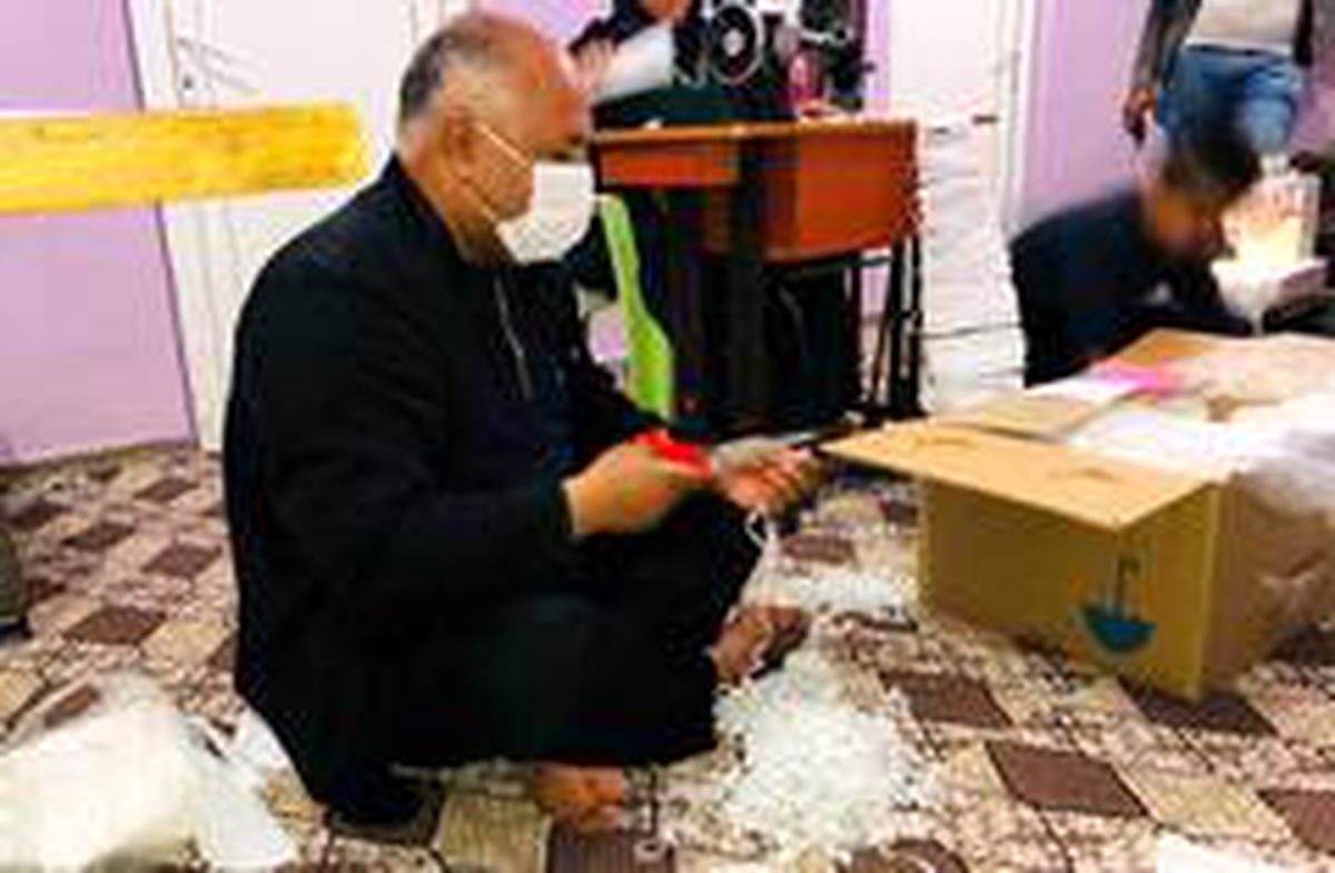 Gündüz belediye başkanlığı yapıyor, gece maske dikiyor