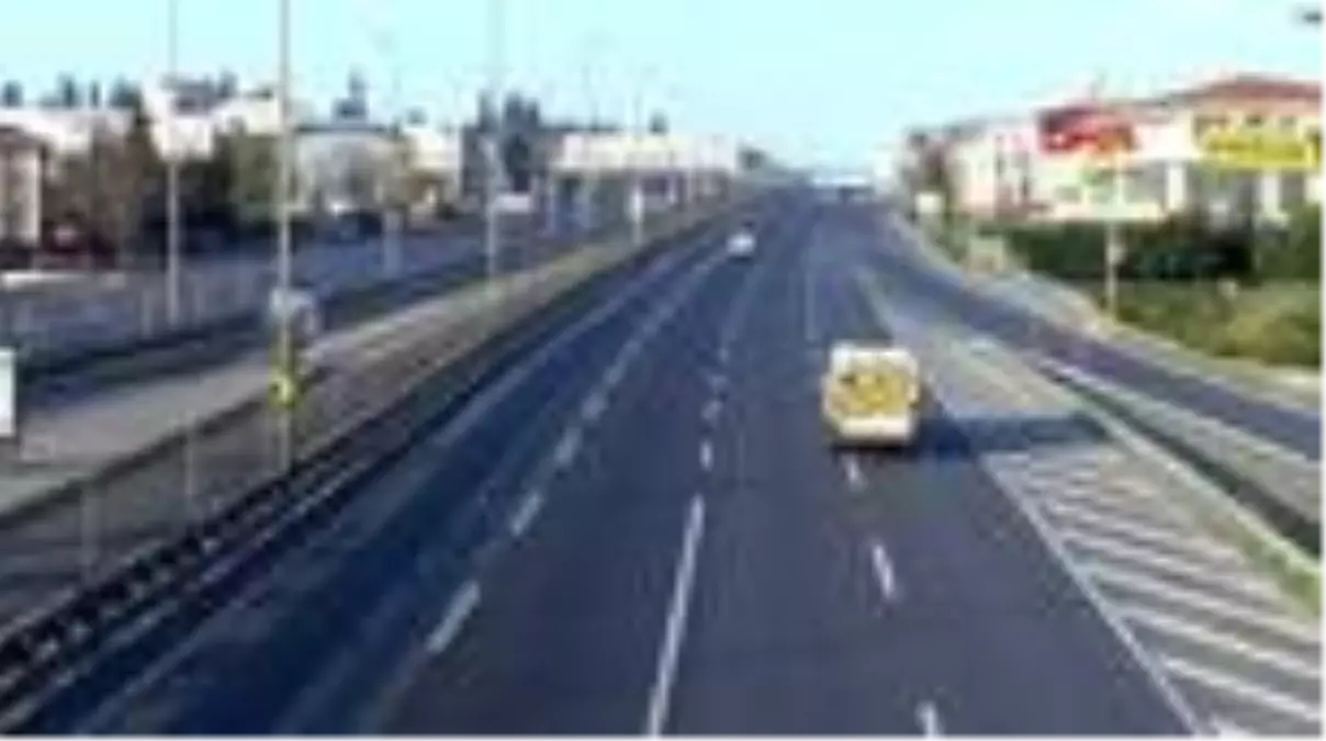 İSTANBUL\'DA SOKAĞA ÇIKMA YASAĞININ İKİNCİ GÜNÜ; YOLLAR BOŞ KALDI