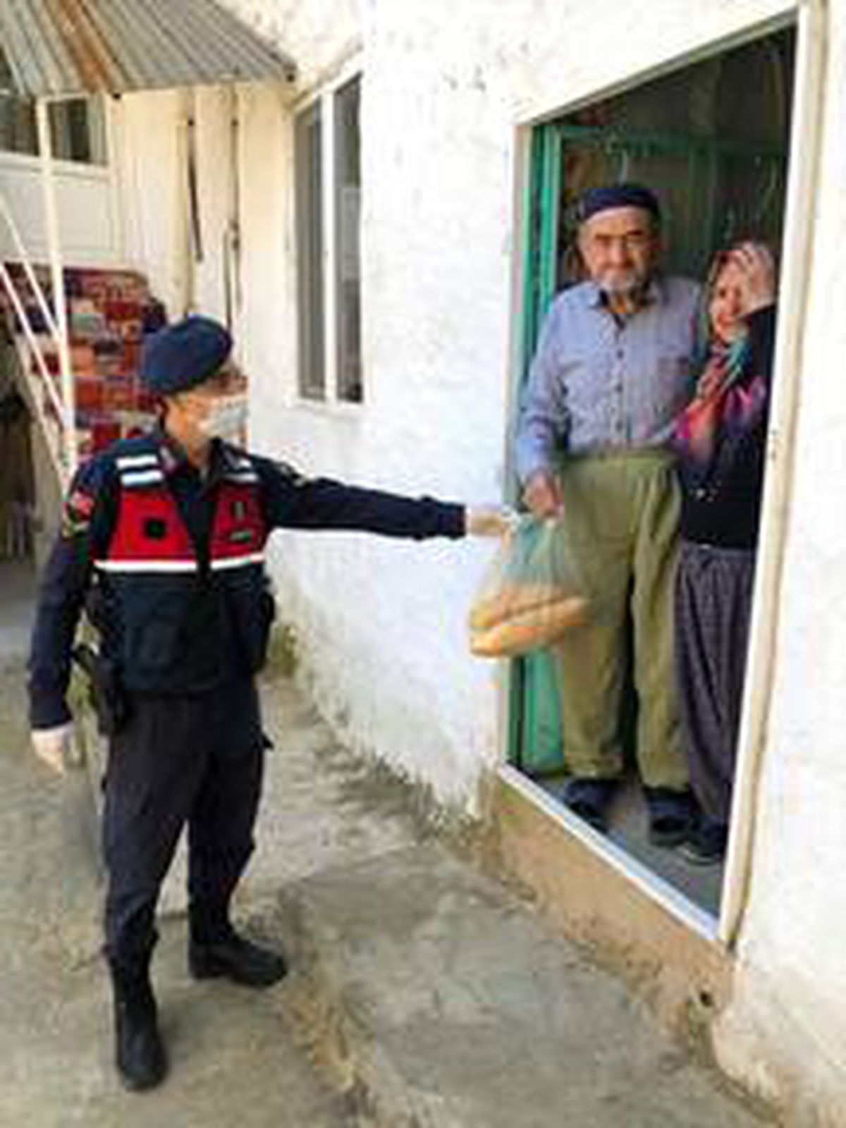 Mihalgazi\'de Vefa Sosyal Destek Grubu vatandaşların ekmek ihtiyacını karşıladı