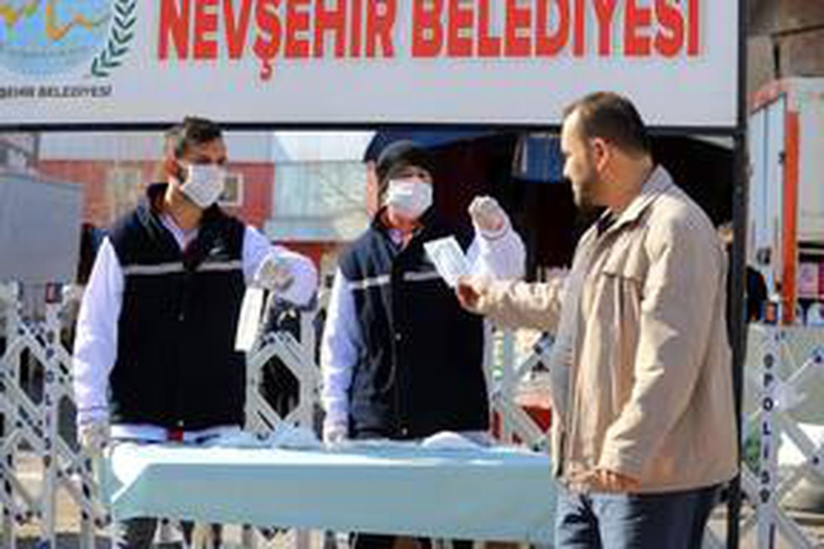 Nevşehir\'de pazar yeri girişlerinde maske dağıtımı yapıldı