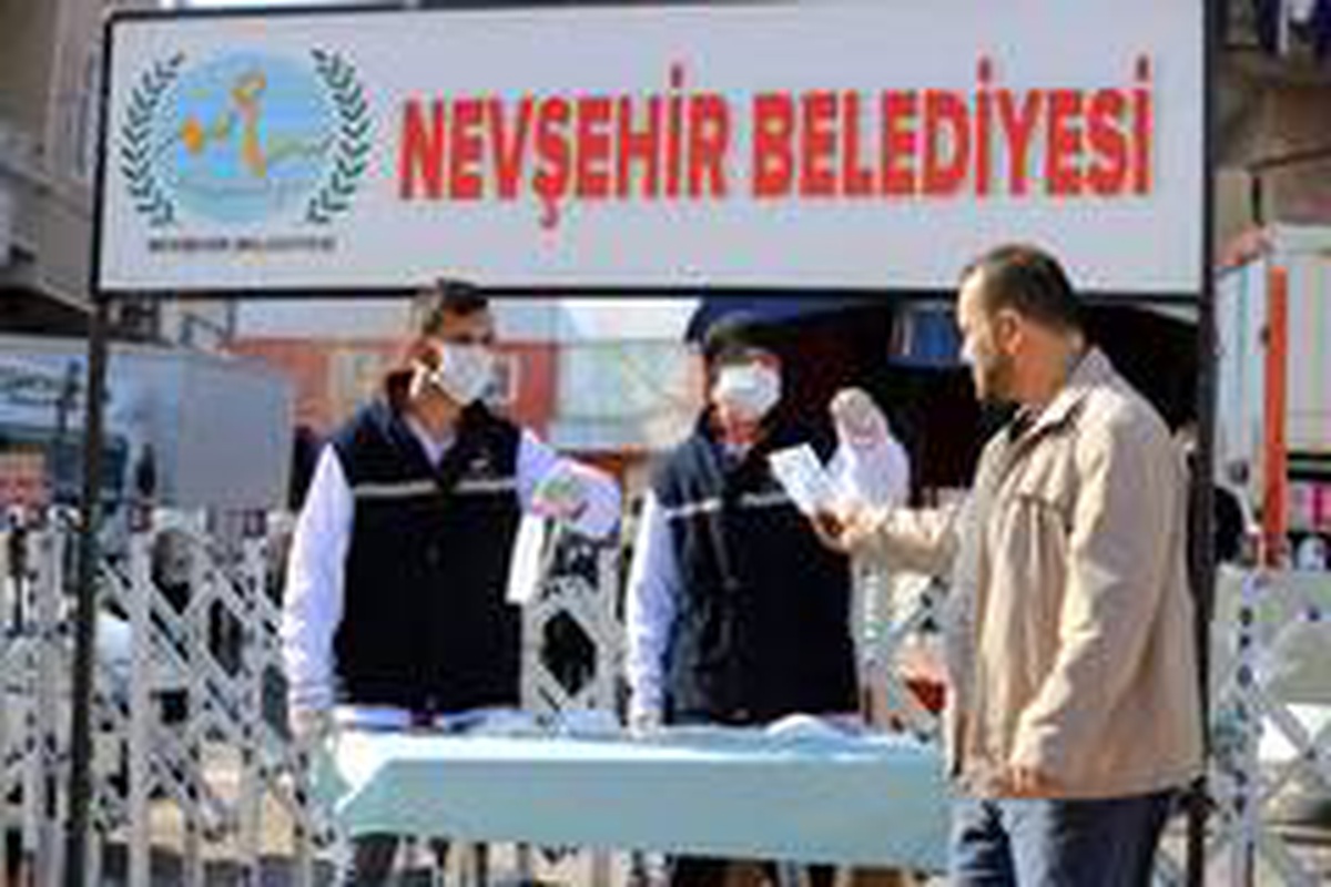 Pazaryerinde vatandaşlara ve esnaflara maske dağıtıldı