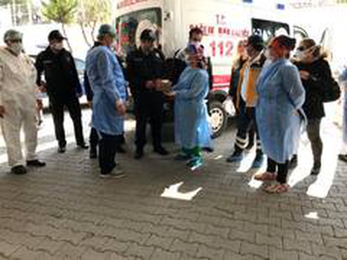 Sağlık çalışanlarından polise sürpriz kutlama