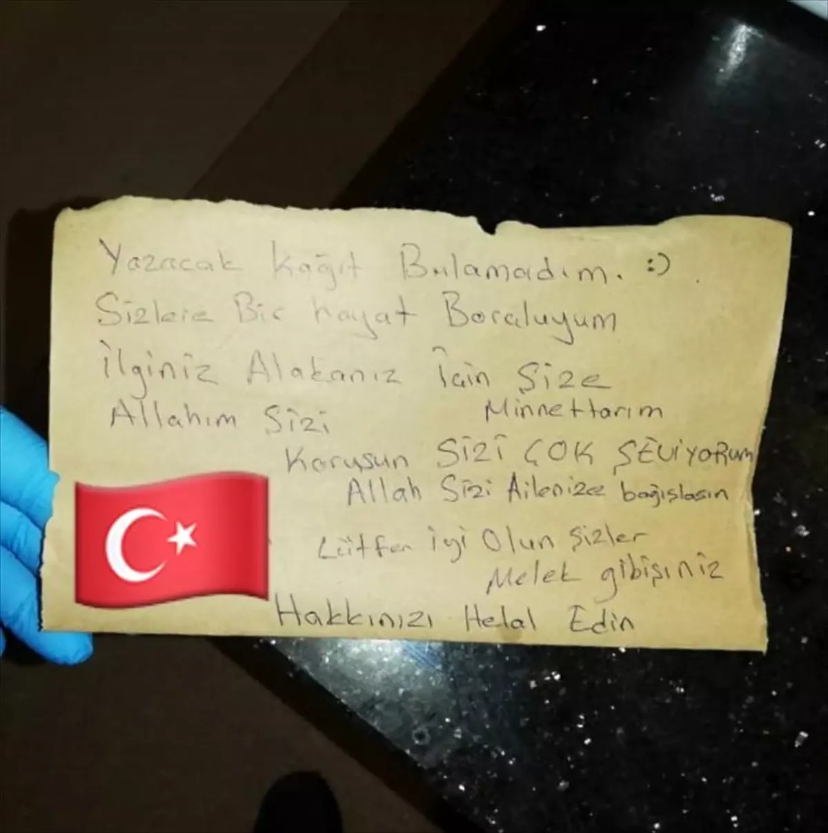 Sağlıkçılara "Sizlere hayat borçluyum" notu bırakan gençten "evde kal" çağrısı