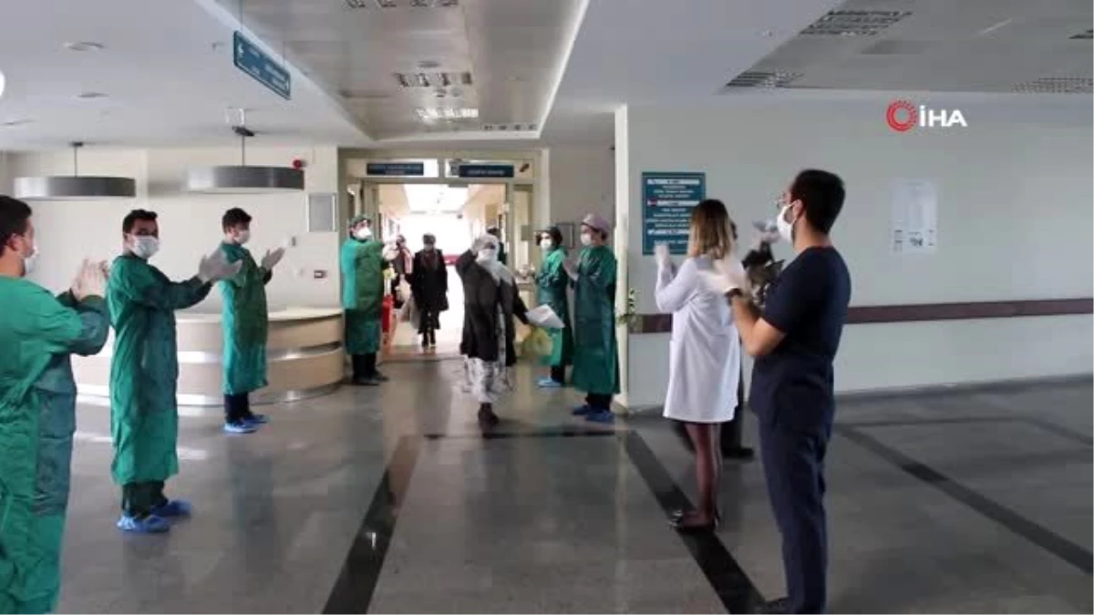 Siirt\'te koronavirüsü yenen hastalar alkışlarla taburcu edildi