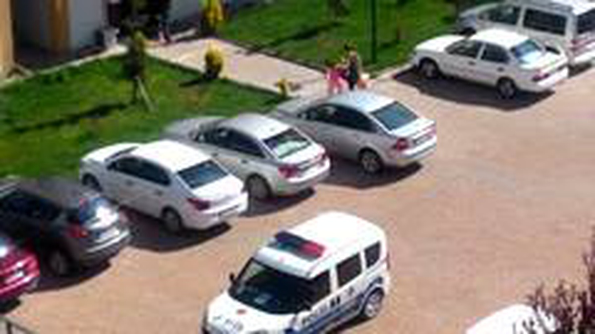Site bahçesine çıkan çocukları polis evlerine gönderdi