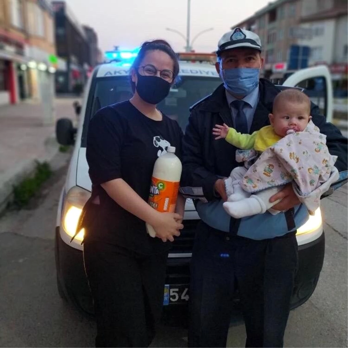 Sokağa çıkma yasağı nedeniyle bebeği için süt bulamayan annenin yardımına ekipler koştu