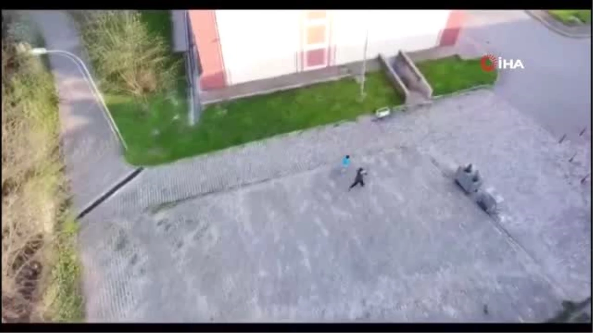 Sokağa çıkma yasağını ihlal eden iki çocuk droneyi görünce böyle kaçtı