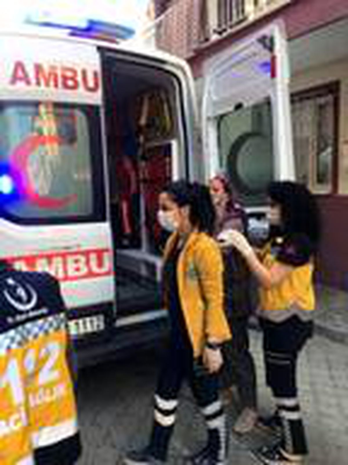 Temizlik yaptı diye eşini bıçakladı