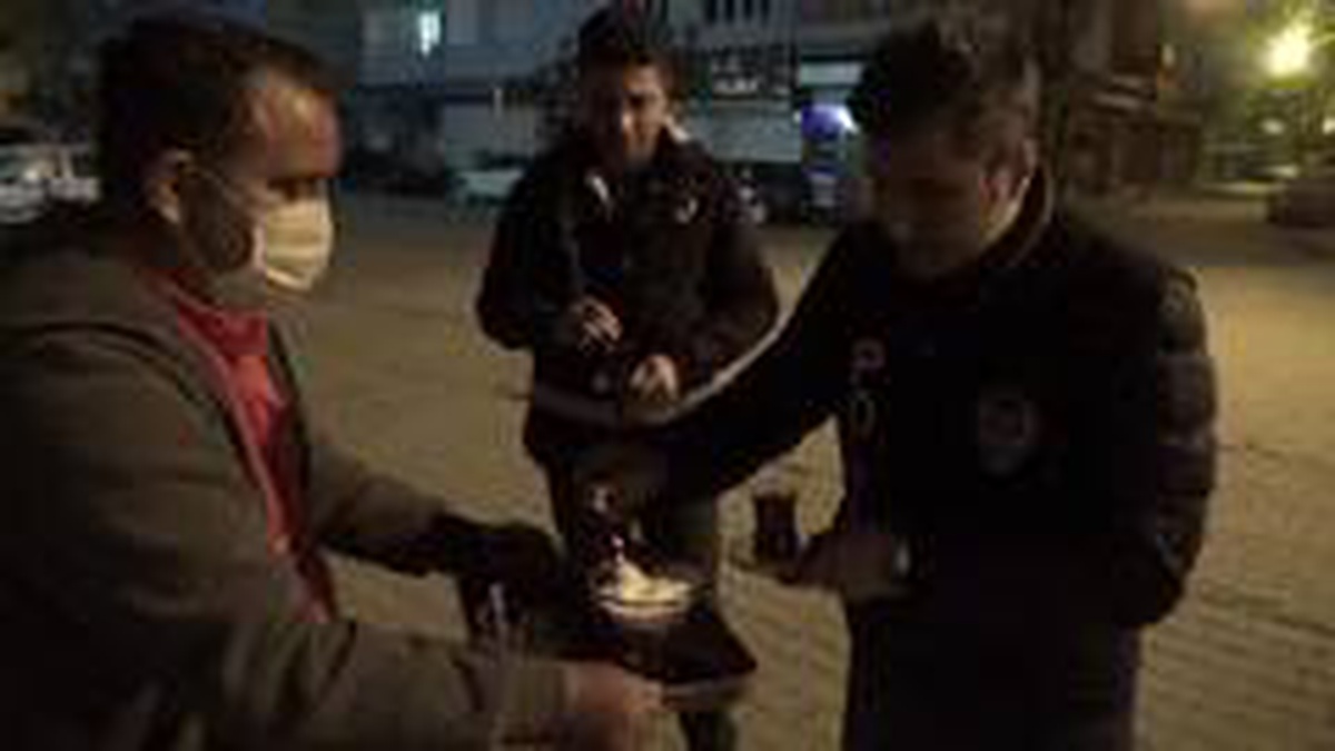 Vatandaşlardan sokağa çıkma uygulamasındaki polislere çay