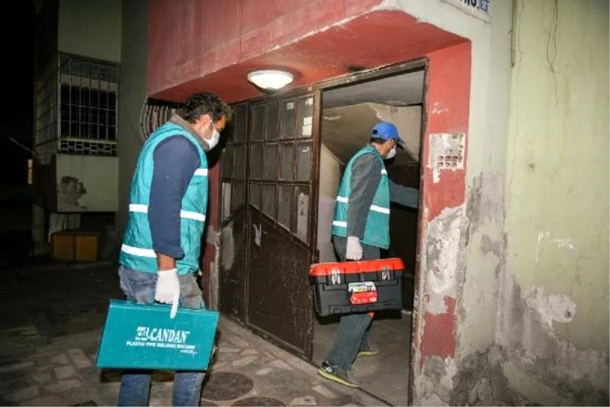 Yasak nedeniyle tesisatçı bulamayan yaşlı adama belediye yardım etti