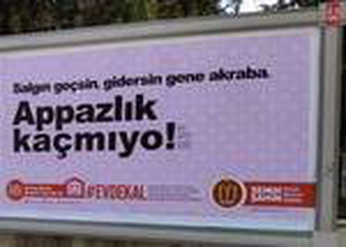 Bilecik\'te billboardlar yöresel dilin kullanıldığı "evde kal" çağrısı görenleri gülümsetti