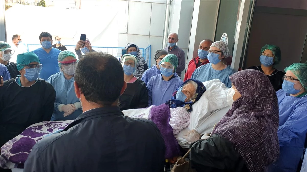 Çanakkale\'de koronavirüsü yenen 92 yaşındaki kadın alkışlarla taburcu edildi