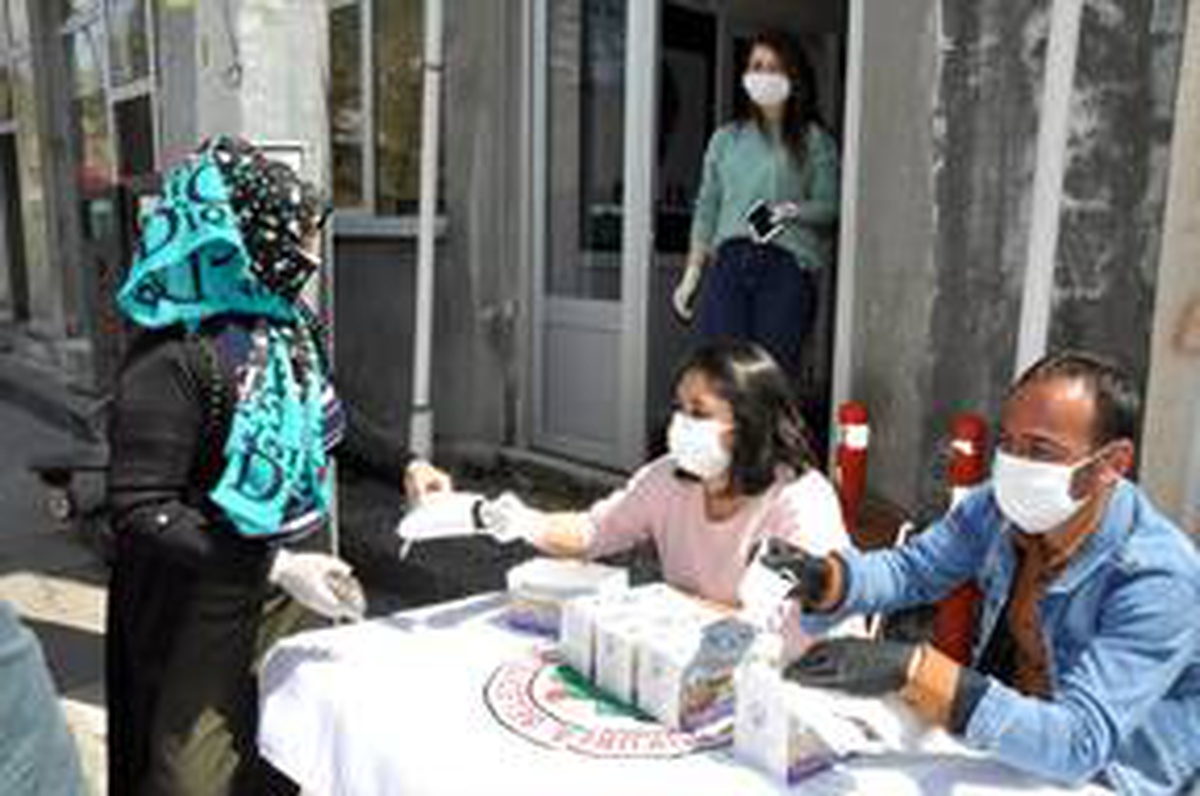 Çukurca\'da vatandaşlara ücretsiz maske dağıtıldı
