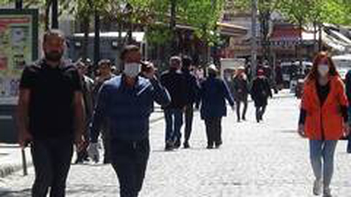 Diyarbakır\'da yasak sonrası güneşli havayı gören vatandaşlar sokakları doldurdu