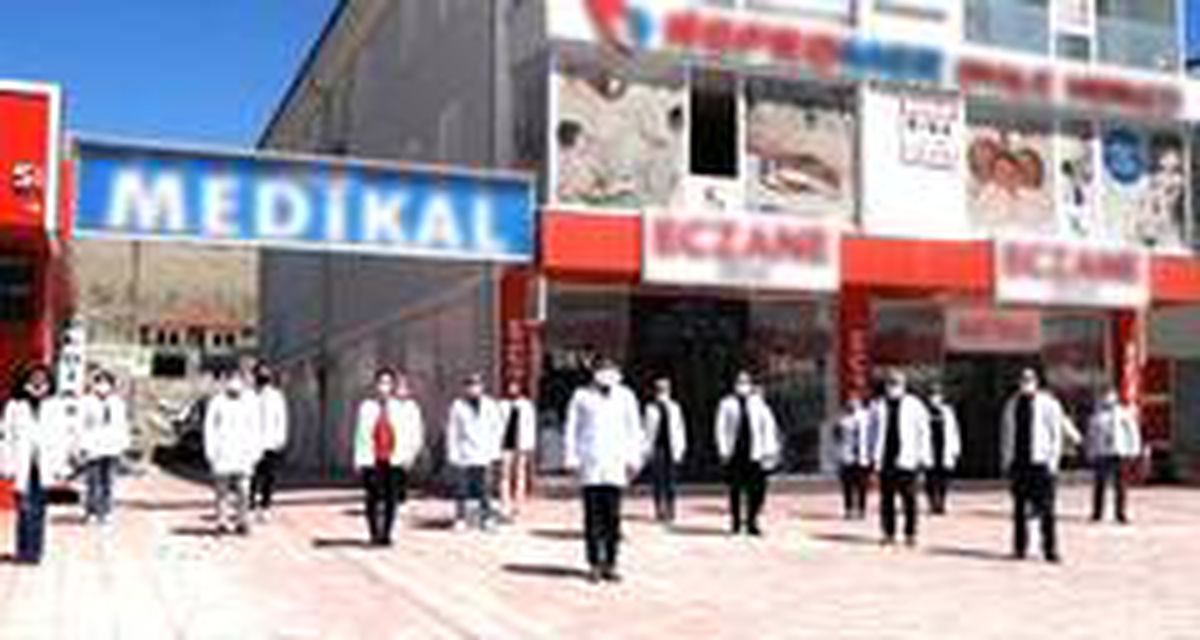 Eczacılardan 1 dakikalık saygı duruşu