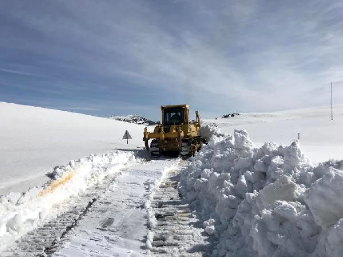 En tehlikeli yolda ekiplerin zorlu kar mücadelesi