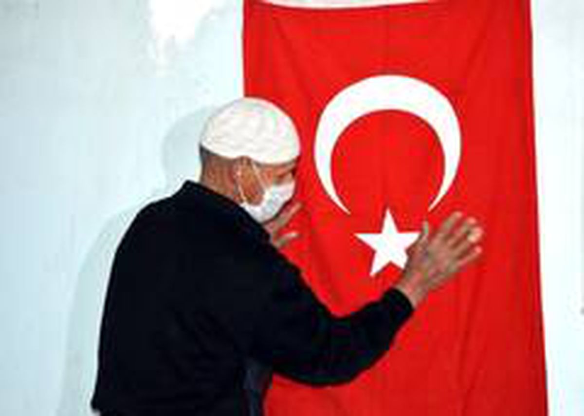 Evinden çıkamayan amcadan \'Türk bayrağı\' isteği