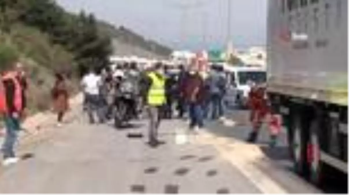 İzmir\'de görevli trafik polisi kaza yaptı: 1 ağır yaralı